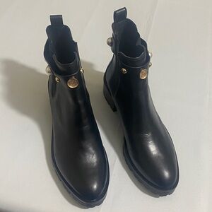 NWOB KARL LAGERFELD Paris Pola Studded Leather Lug Sole Chelsea Ankle Boots 10